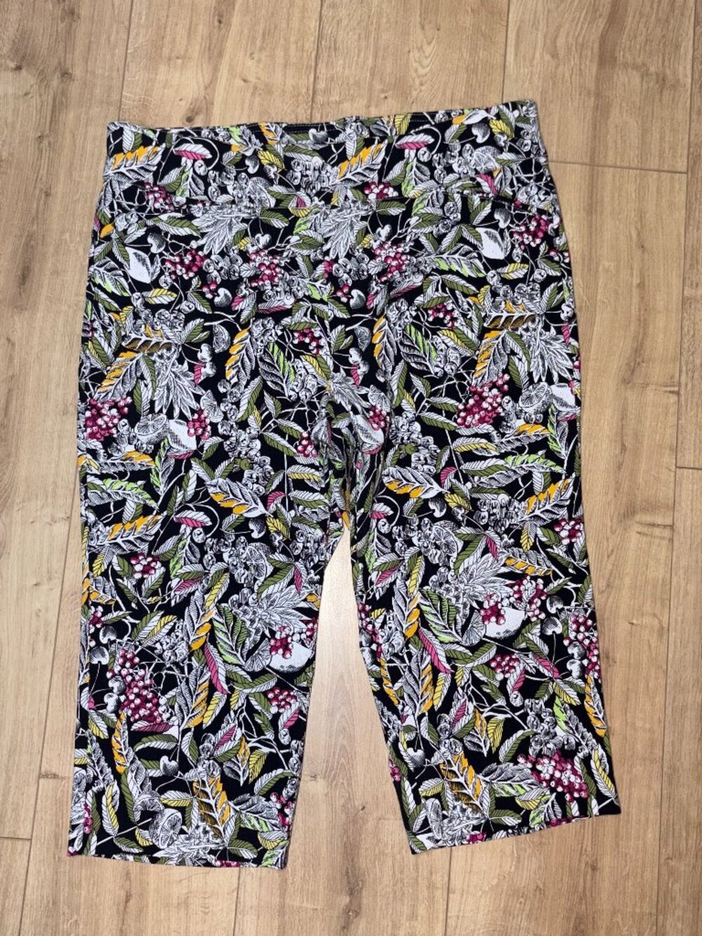 Signature Slimming Black Tropical Print Cropped Pants
